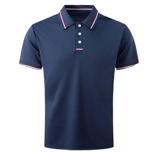 Polo homme bleu marine avec col et poignets rayés sur fond blanc neutre