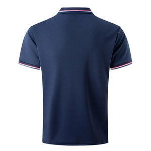 Polo homme bleu marine avec des rayures rouges blanches et bleues au col et aux manches