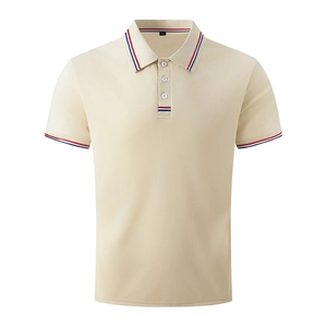 Détail du polo beige avec col à rayures rouges et bleues et boutons blancs