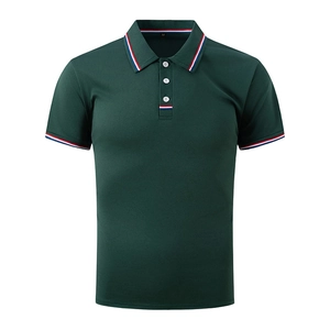 Détail du polo vert foncé avec col en maille rayée et patte de boutonnage à trois boutons