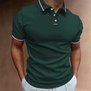 Détail du polo vert foncé avec col et poignets rayés rouge, blanc et bleu marine