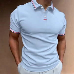 Détail du polo bleu clair avec rayures tricolores sur le col et les manches