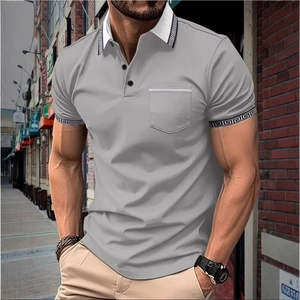 Detail eines grauen Poloshirts mit weißem Kragen und griechischem Mäander an Ärmeln