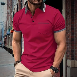 Detail des dunkelroten Poloshirts mit Mäander-Muster an schwarzem Kragen und Bündchen