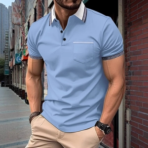 Detail eines hellblauen Herren-Poloshirts mit griechischem Schlüsselmuster am Kragen