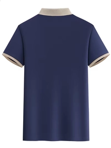 Vue arrière d'un polo bleu marine avec col et poignets côtelés de couleur beige