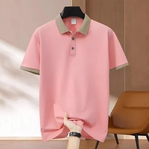 Polo homme rose clair à manches courtes avec col contrasté beige et tissu élastique