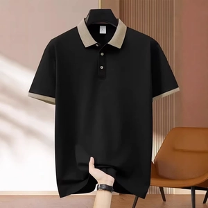 Gros plan sur le tissu flexible d'un polo noir pour homme avec col marron chic