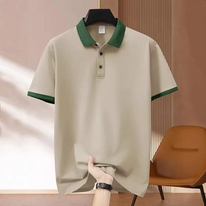 Détail du polo kaki avec bordure contrastée verte et étiquette de taille M