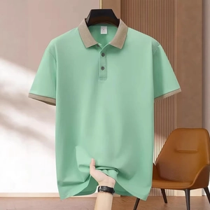 Détail du col d'un polo vert menthe avec bordure beige et tissu extensible