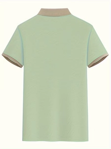 Vue arrière du polo vert clair avec col et poignets en tricot côtelé kaki