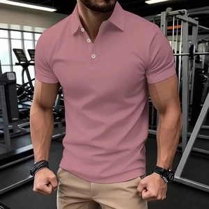 Détail du col et des boutons blancs d'un polo rose poudré ajusté pour homme dans un gym