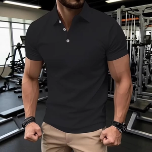 Gros plan d'un polo noir à manches courtes avec boutons blancs dans une salle de sport