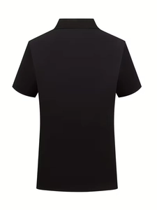 Vue arrière d'un polo noir classique montrant les coutures propres et la coupe nette