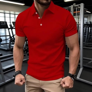 Détail d'un polo rouge à manches courtes avec col classique et trois boutons dans une salle de sport