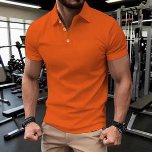 Détail d'un polo orange vif à coupe ajustée avec poignets côtelés et boutons blancs élégants
