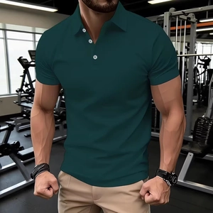 Détail d'un polo ajusté vert foncé pour homme avec boutons blancs et col classique