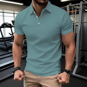 Détail du polo vert clair à coupe ajustée avec col boutonné blanc dans un cadre de fitness