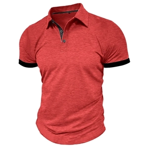 Detail eines roten melierten Poloshirts mit schwarzem Kontrastkragen und Knopfleiste