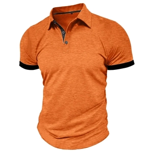 Detail eines orangen Poloshirts mit schwarzem Kontrastkragen und Knopfleiste