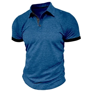 Detail eines blauen Polo-Shirts mit schwarzem Kontrastkragen und Drei-Knopf-Leiste