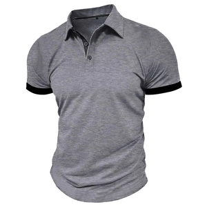 Detail eines grauen Poloshirts mit schwarzen Ärmelbündchen und einer Drei-Knopf-Leiste