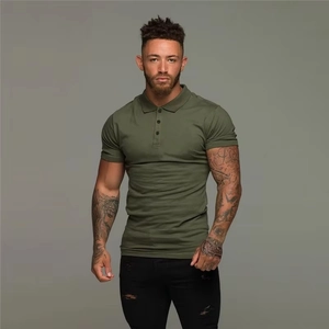 Polo da uomo slim fit a maniche corte in verde oliva con colletto classico a tre bottoni