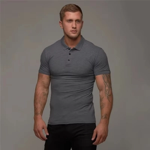 Dettaglio polo grigia slim fit con colletto classico a tre bottoni e tessuto con trama fine