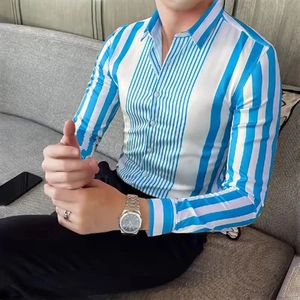Chemise ajustée à manches longues pour homme avec rayures verticales bleu et blanc et col à revers