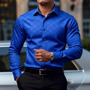 Détail de la chemise bleu roi avec motif floral géométrique et boutons noirs élégants