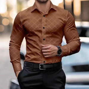 Détail de chemise ajustée bronze à manches longues avec imprimé monogramme géométrique