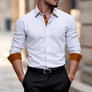 Détail de la chemise blanche pour homme avec col et poignets contrastés jaune moutarde