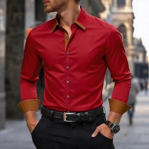 Détail d'une chemise rouge ajustée pour hommes avec col contrasté et poignets boutonnés