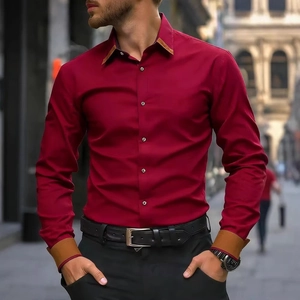 Détail d'une chemise bordeaux ajustée avec col marron contrasté et boutons argentés