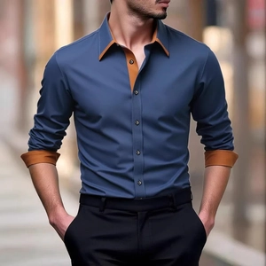 Détail d'une chemise bleu marine avec col et poignets contrastés orange au style élégant