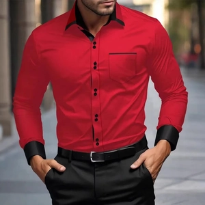 Detailansicht eines roten Herren-Slim-Fit-Hemdes mit schwarzem Kontrastkragen