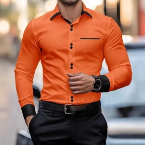 Nahaufnahme eines orangen Slim-Fit Hemdes mit schwarzen Kontrasten an Kragen und Manschette