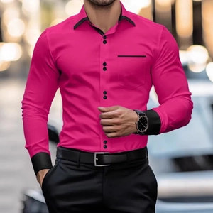 Detail eines rose-roten Slim-Fit-Hemdes mit schwarzem Kontrastkragen und Brusttasche