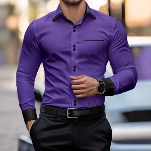 Detail eines lila Slim-Fit Langarmhemdes mit schwarzem Kontrastkragen und Manschetten