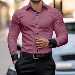 Detail eines rosa Hemdes mit schwarzem Kontrastkragen und geknöpften Ärmelbündchen