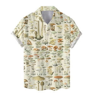 Dettaglio della stampa botanica di funghi vintage su camicia estiva beige a maniche