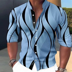 Dettaglio di camicia casual da uomo con patta interna a contrasto e colletto alla coreana