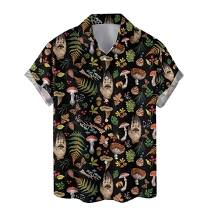 Dettaglio della stampa 3D con funghi e simboli mistici su camicia nera a maniche corte