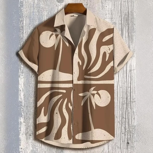 Détail d'une chemise homme à manches courtes avec imprimé abstrait palmier et soleil