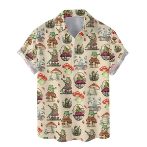 Dettaglio della stampa con rane musiciste e funghi su camicia estiva da uomo slim fit
