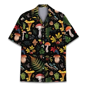 Dettaglio della stampa botanica e funghi su camicia nera a maniche corte bottoni