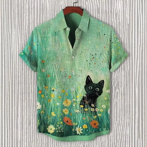 Détail de la chemise de plage verte pour hommes avec imprimé chat noir et fleurs