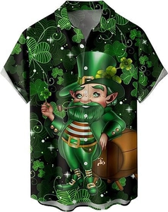 Détail d'une chemise hawaïenne Saint-Patrick avec imprimé leprechaun et trèfles