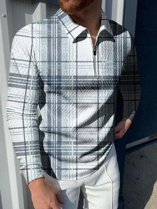 Détail du polo pour hommes avec motif à carreaux bleu et gris et col à fermeture éclair