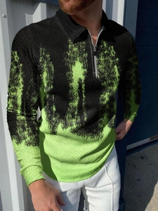 Détail d'un polo à manches longues avec imprimé numérique vert fluo et fermeture éclair